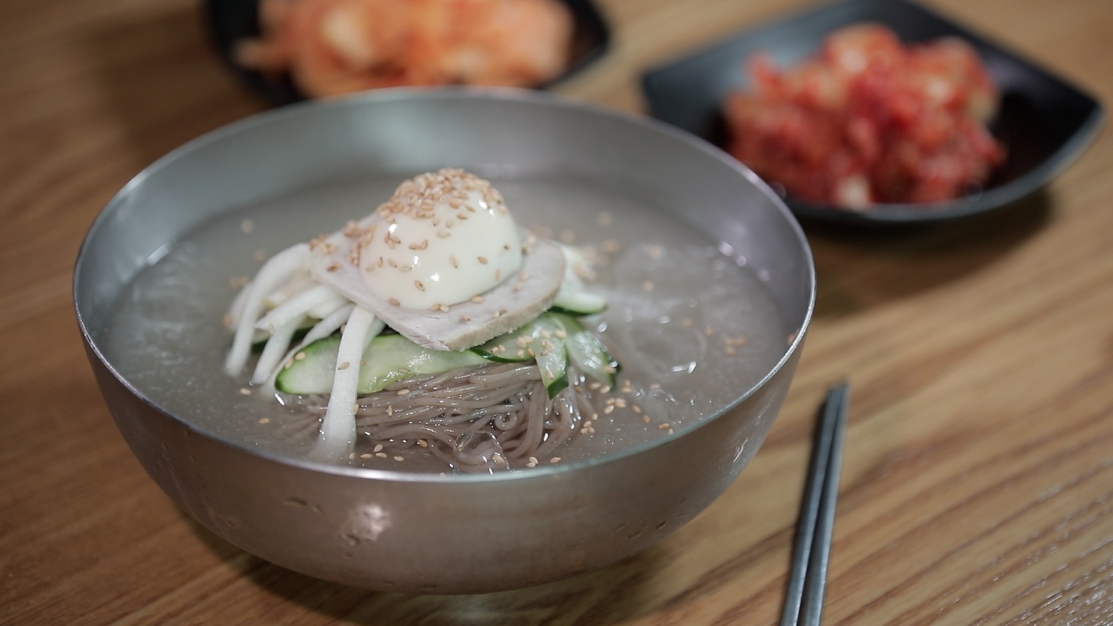 고명과 육수가 선명하게 보이는 냉면 메뉴 촬영 장면